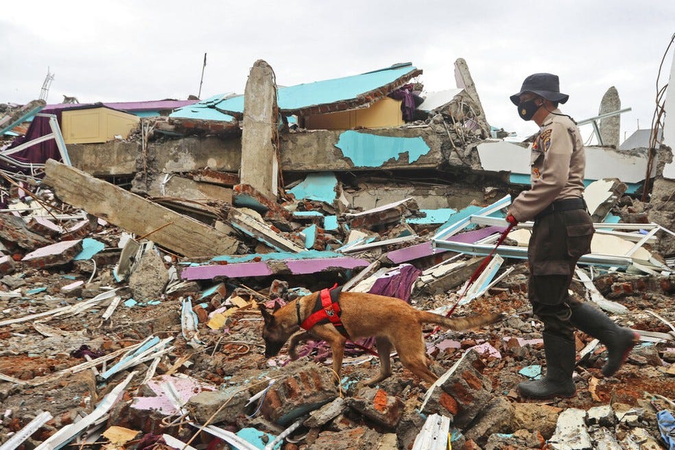 Terremoto na Indonésia — Foto: Joshua Marunduh/AP Photo