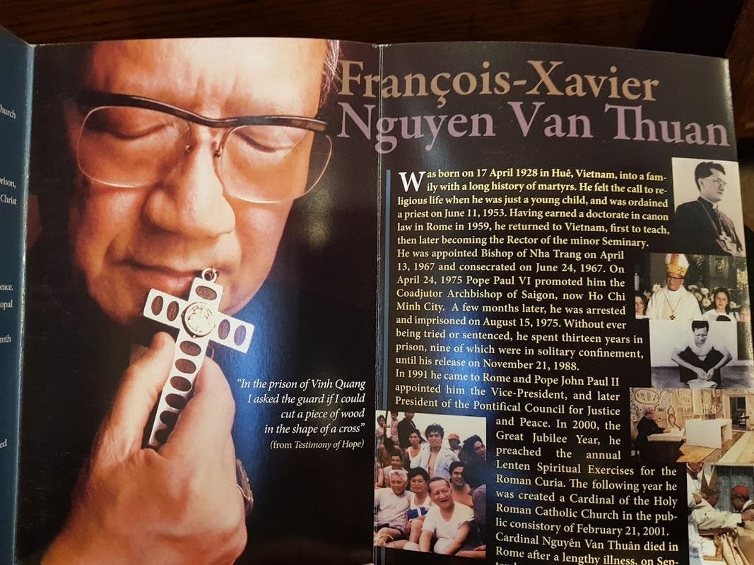 En bild av en bedjande man och text på engelska om François-Xavier Nguyễn Văn Thuận.