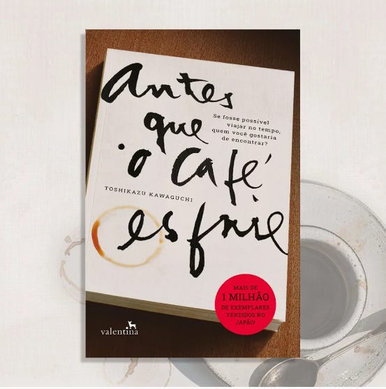 Imagem da capa do livro "Antes que o café esfrie". A capa é branca, com escrito em caligrafia preta e uma mancha de café no canto esquerdo. O fundo da imagem é desbotado, em preto e branco e é uma xícara de café.