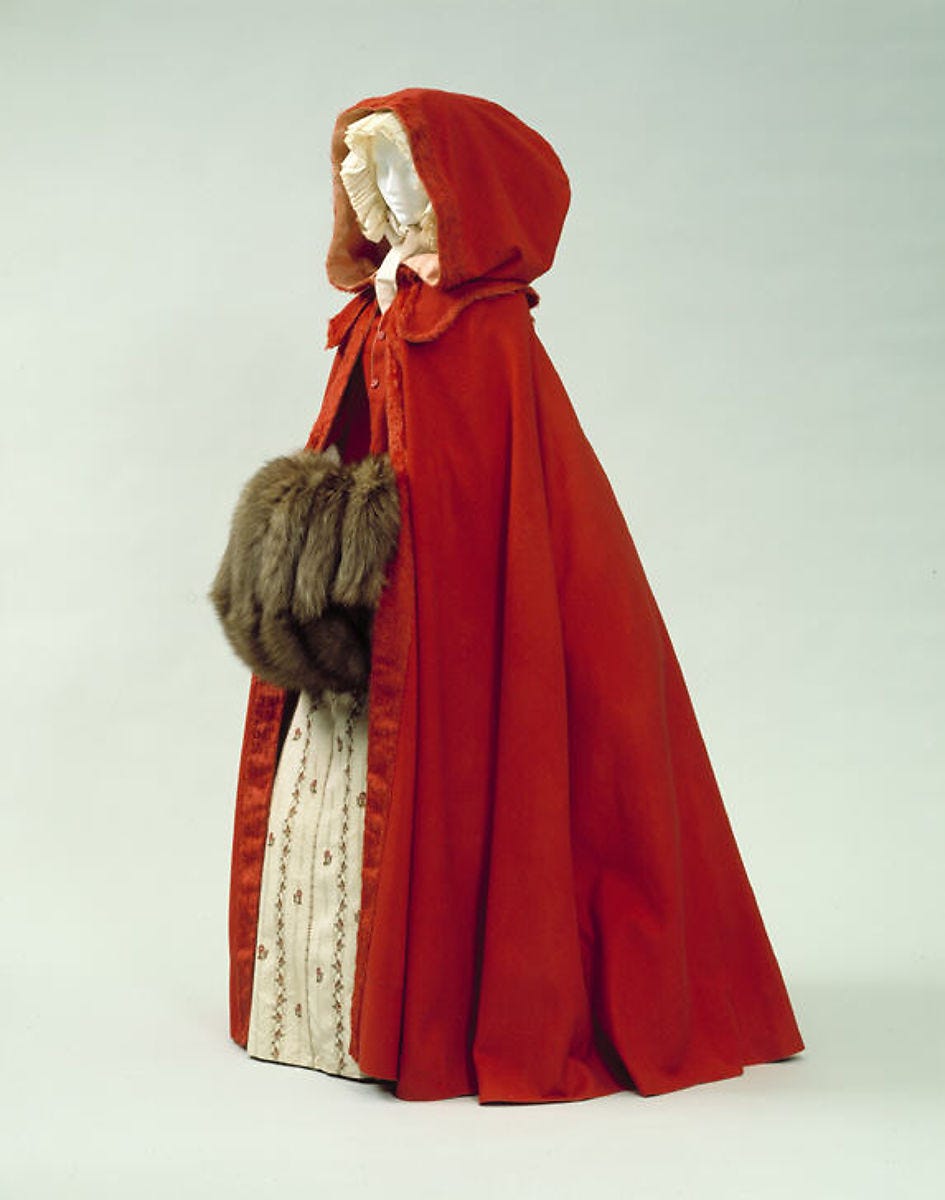 Un manichino con indosso un mantello rosso del 18esimo secolo e un manicotto in pelliccia 