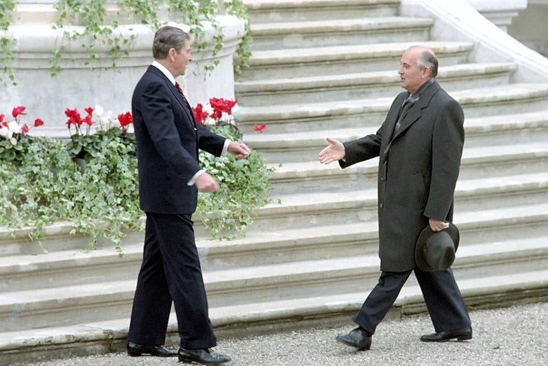 File:President Ronald Reagan at the arrival of General Secretary Mikhail Gorbachev of the USSR for first meeting at Fleur d'Eau.jpg