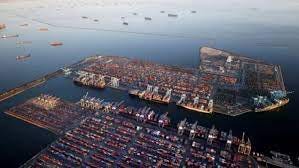 Hundreds of container ships stuck as global bottlenecks grow | Financial  Times