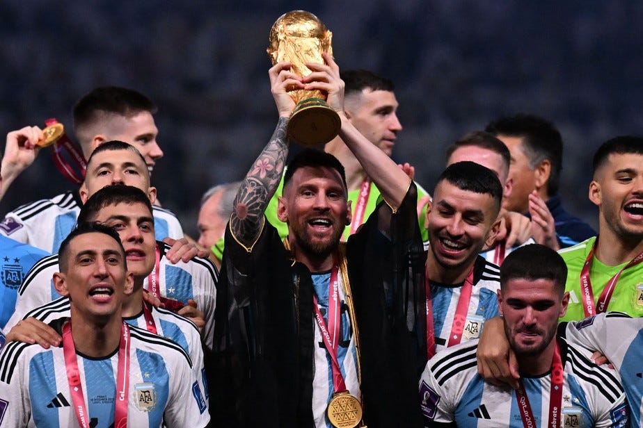 Messi ergue a taça com os companheiros de seleção: momento esperado há cinco Copas