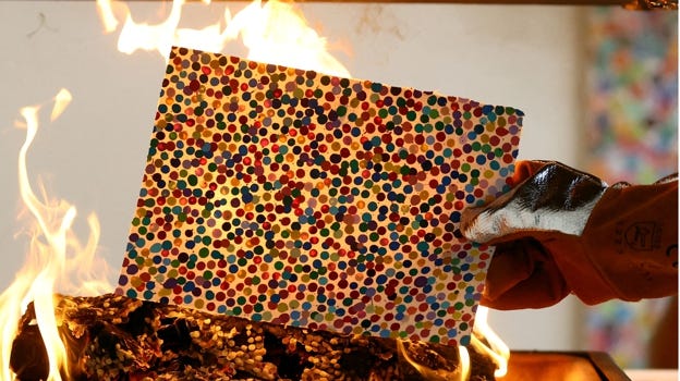 Damien Hirst comienza a quemar miles de sus obras, valoradas en 11,4  millones de euros