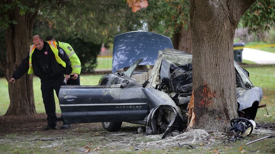 Driver dies after car hits tree in Libertyville