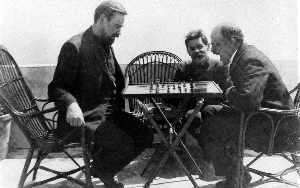 Alexander Bogdanov y Lenin juegan al ajedrez. Maximo Gorki observa ...