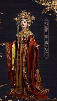 Imagem de uma modelo de vestimenta imperial chinesa. Uma mulher chinesa jovem está usando uma robe vermelho longo e largo. A roupa é enfeitada com muitos detalhes em dourado e cobre dos ombros até os pés. Há uma ombreira dourada, de onde saem dois longos pedaços de tecido dourado que cobrem a parte central de sua roupa. As mangas são longas e largas também. O rosto está pintado de branco com os lábios vermelhos. Em sua cabeça, uma enorme coroa dourada, que vai de suas orelhas até o topo da cabeça, da mesma largura de seus ombros.