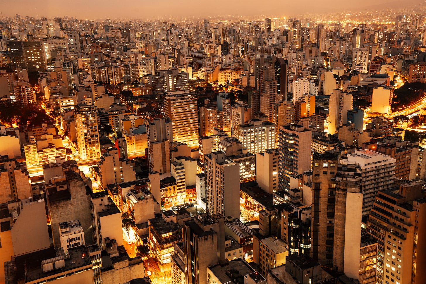 Imagem aérea noturna de São Paulo.