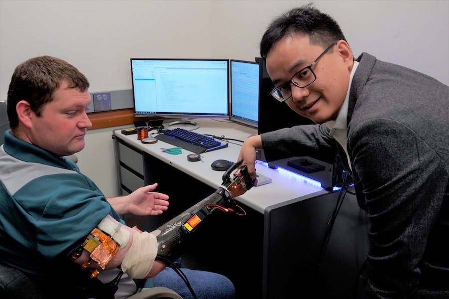 Testing the device (📷: Neuroelectronics Lab, University of Minnesota)