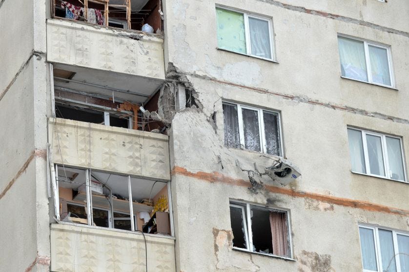 Un immeuble résidentiel endommagé par les récents bombardements à Kharkiv le 26 février 2022.