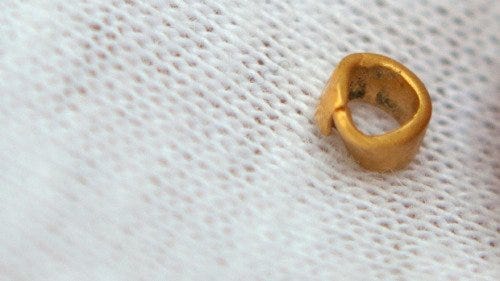 The world’s oldest gold artifact – a small bead from the lower Danube river basin