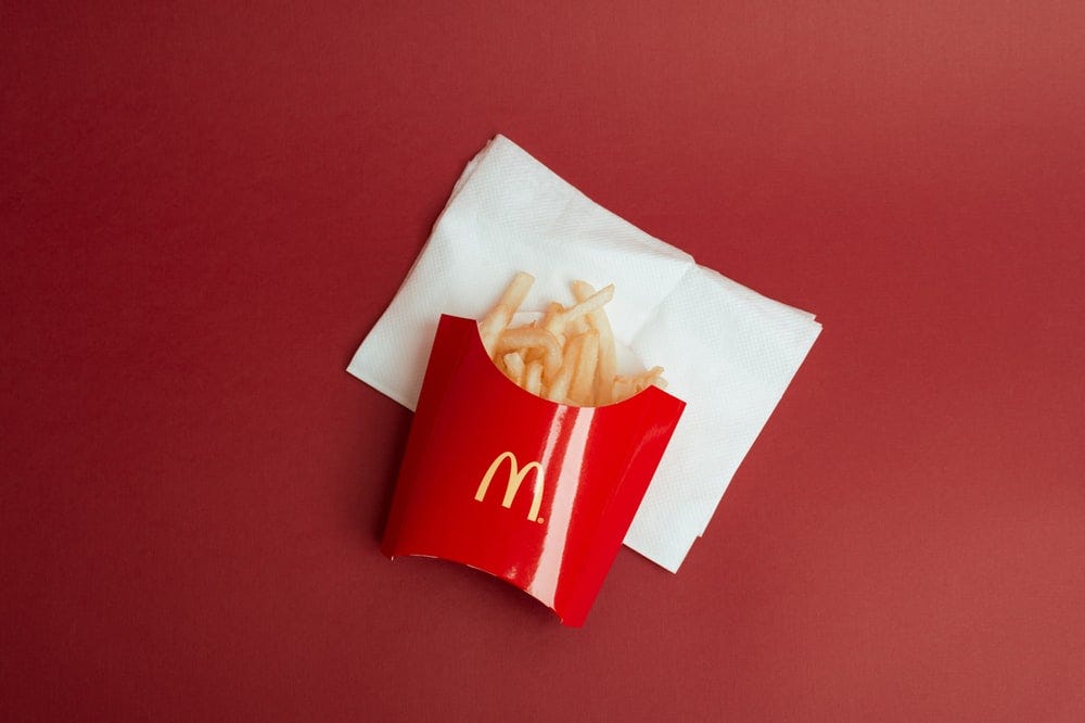 french fries with tissue close-up photography