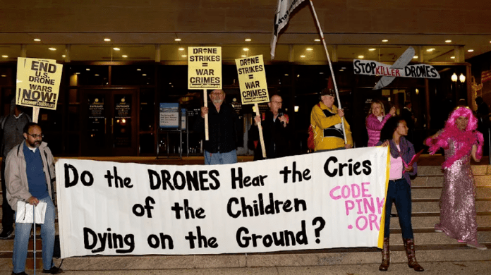 Demonstrasjon mot drapsdroner foran The Smithsonian Air And Space Museum i Washington DC i 2015. Flickr.com/Stephen Melkisethian (CC BY-NC-ND 2.0)