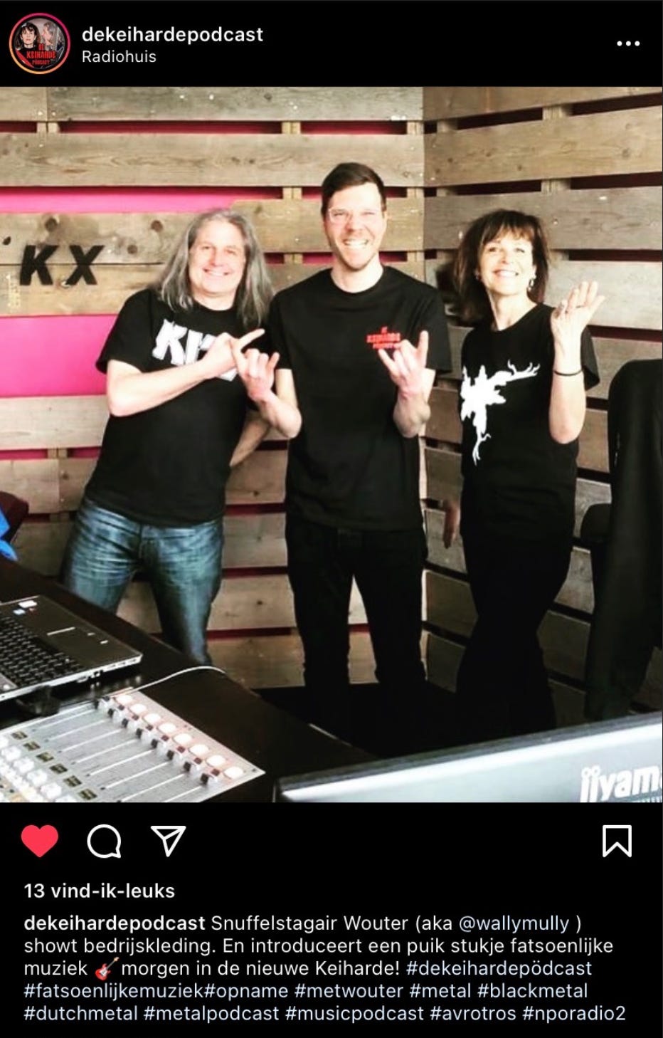 Screenshot van de keiharde podcast instagram. Je ziet een foto waar Wouter tussen de podcast hosts in de studio staat. Ze hebben allemaal zwarte kleren aan en doen het 🤘🏻 symbool met hun handen. Onder de foto staat:  Snuffelstagair Wouter (aka @wallymully ) showt bedrijskleding. En introduceert en puik stukje fatsoenlijke muziek & morgen in de nieuwe Keiharde! #dekeihardepödcast #fatsoenlikemuziek#opname #metwouter #metal #blackmetal #dutchmetal #metalpodcast #musicpodcast #avrotros #nporadio2