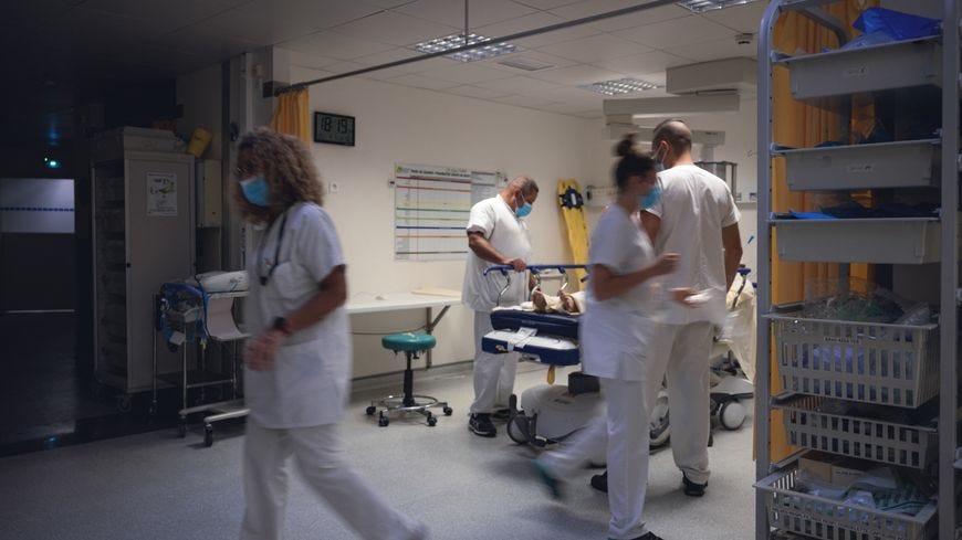 Des soignants accueillent un patient à l'hôpital de Perpignan, le 4 juillet 2022.