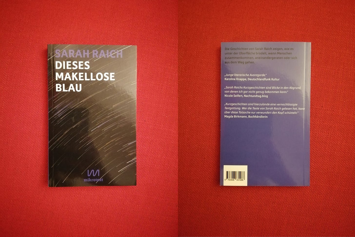 Vor rotem Hintergrund sieht man links das Cover und rechts die Rückseite von Sarahs Buch. Das Cover ist schwarz mit vielen weißen Schlieren, die wie Sternschnuppen aussehen, die Rückseite ist blau mit weißer Schrift.