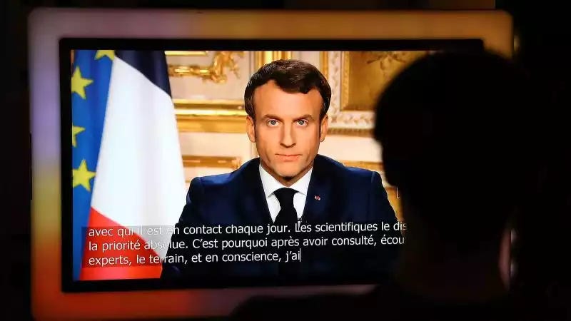 Macron s’adresse aux Français pour les informer de l’enfermement général, sauf pour aller travailler, en mars 2020. La stratégie de vaccination ultérieure serait confiée au cabinet de conseil américain McKinsey.