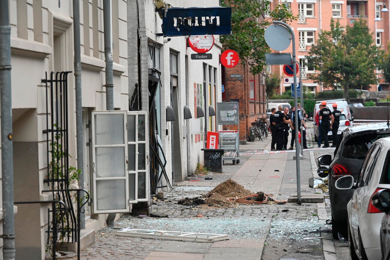 AfspÃ¦rring efter eksplosion ved nÃ¦rpolitistationen pÃ¥ Hermodsgade pÃ¥ NÃ¸rrebro i KÃ¸benhavn lÃ¸rdag den 10. august 2019. Foto: Philip Davali