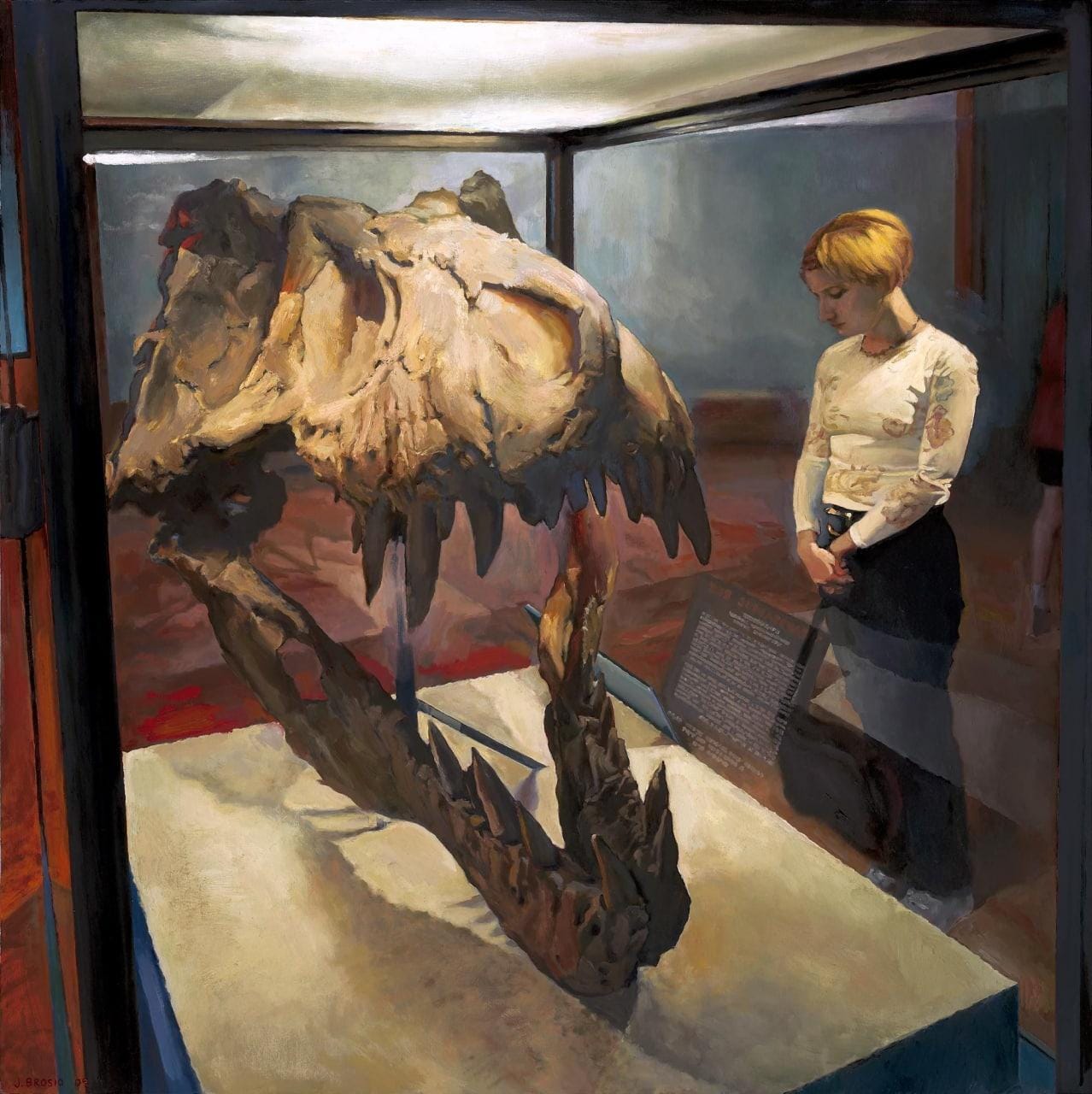 Pintura mostrando uma mulher loira de cabelo curto, blusa branca de mangas longas e calça preta observando uma cabeça de tiranossauro rex dentro de uma redoma de vidro em um museu