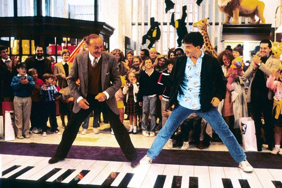 Imagem do filme Quero Ser Grande em que o personagem de tom Hanks dança sobre um grande piano com as teclas no chão.