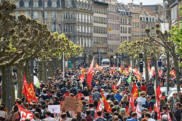 place broglie avec des manifestants contre le droit du travail - manifestations  en france photos et images de collection
