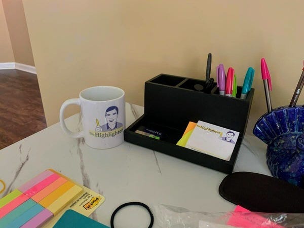 Loyal reader Alcine has a spectacular desk set-up, don’t you think? highlighter.cc/store