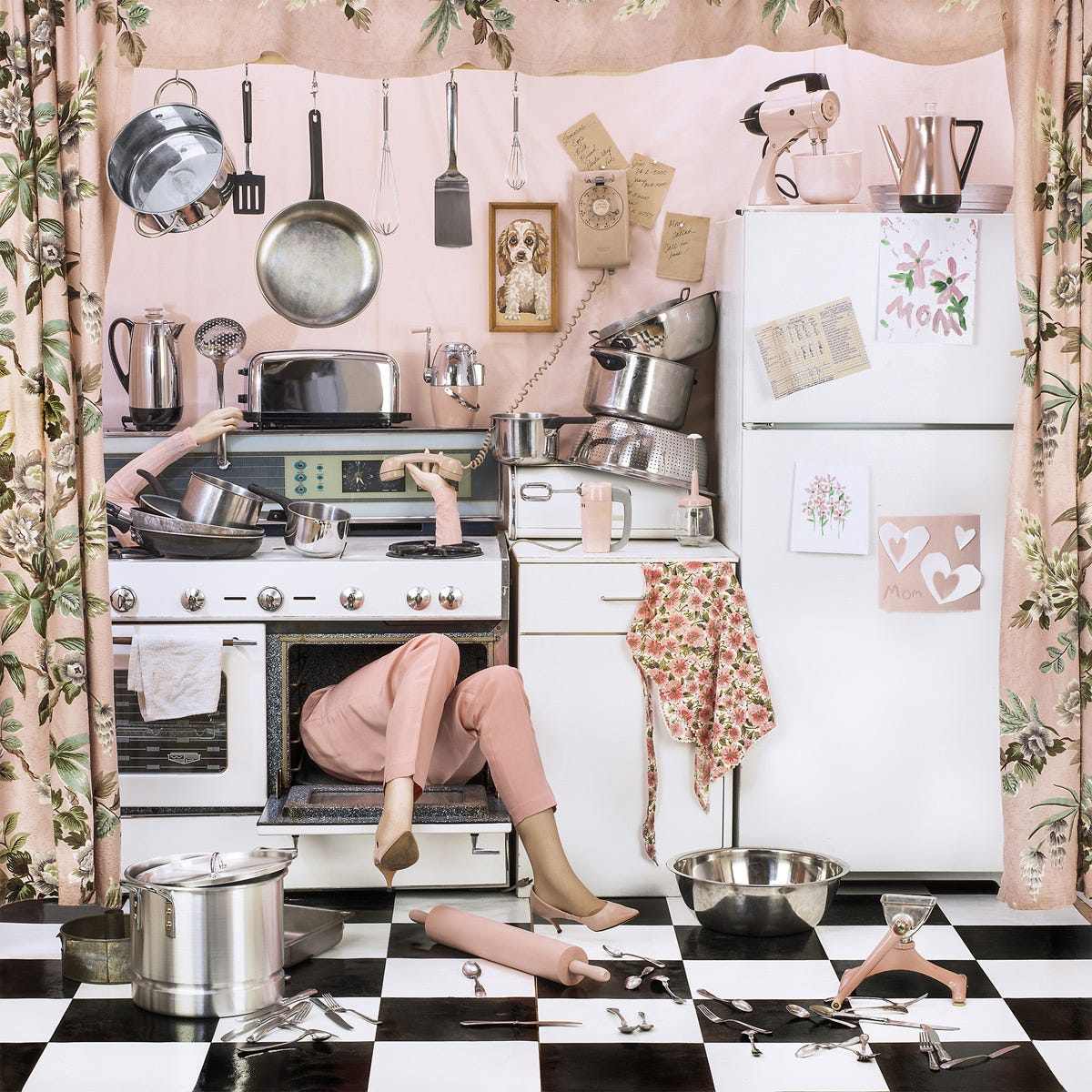 Domestic Perfectionism Overwhelms Faceless Women in a Satirical Series by  Photographer Patty Carroll | Colossal