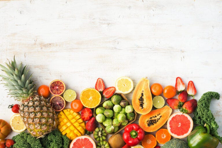 Los nutricionistas cantan las alabanzas de esta vitamina esencial que se encuentra en muchas de las frutas y verduras más saludables. (Lilly Trott/Shutterstock)