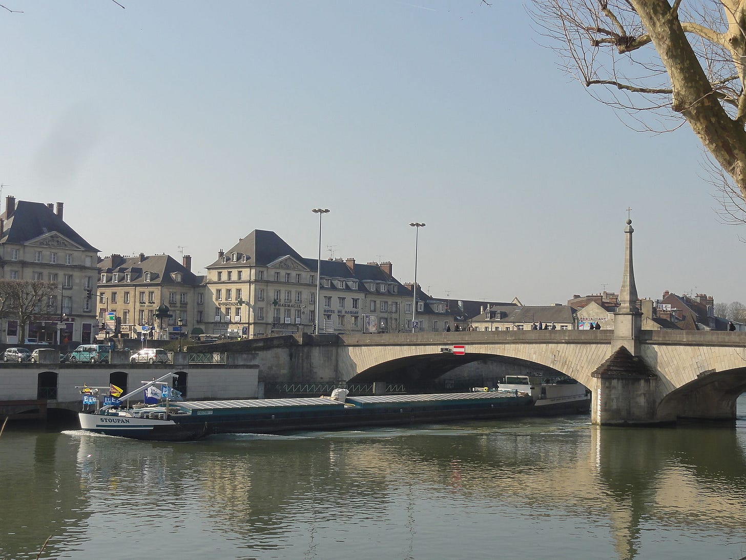 Le Pont Solférino et une barge