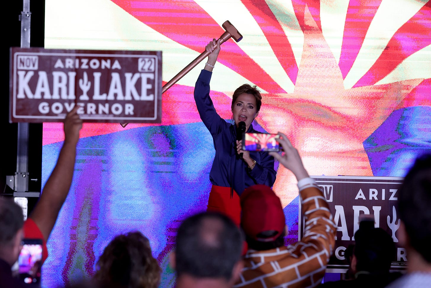Republican candidate for Arizona Governor Kari Lake holds up a sledgehammer as she speaks to supporters. (Photo by Justin Sullivan/Getty Images).