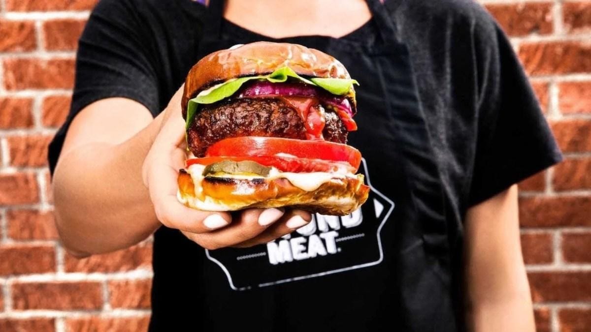 https://i0.wp.com/plantbasednews.org/wp-content/uploads/2022/01/plant-based-news-meat-burger-beyond.jpg?fit=1200%2C675&ssl=1