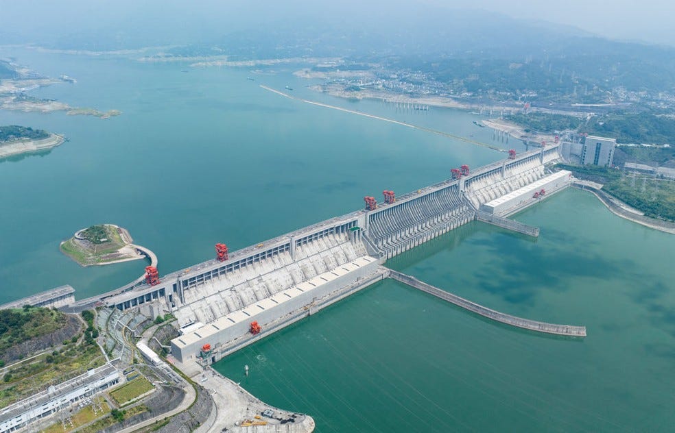 Hidrelétrica das Três Gargantas, a maior da China, liberou água em tentativa de aliviar seca no rio Yangtze. — Foto: VCG via Getty Images