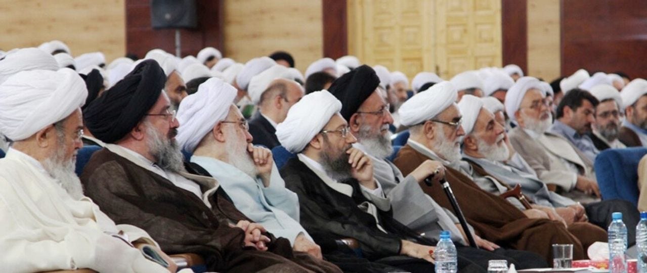 Iranin islamilaista tasavaltaa johtaa islamilainen papisto, jotka tunnetaan “mullaheina”. He pitävät islamin Allahin lakia, eli sharia-lakia, parhaana mahdollisena poliittisena järjestelmänä ihmiskunnalle.