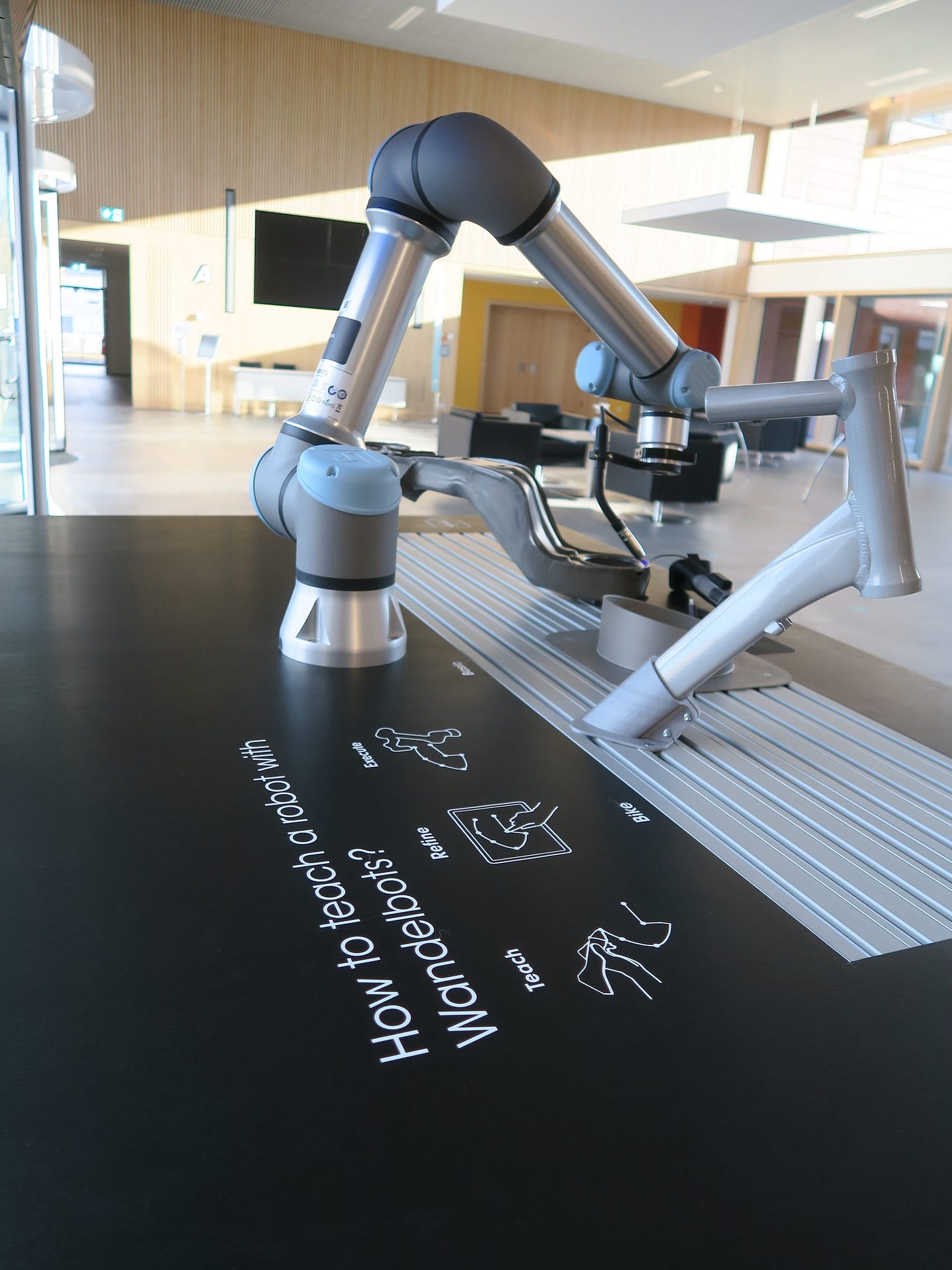 Dresden Chamber of Skilled Crafts demonstrates simple robot programming for craftspeople with Wandelbots Teaching