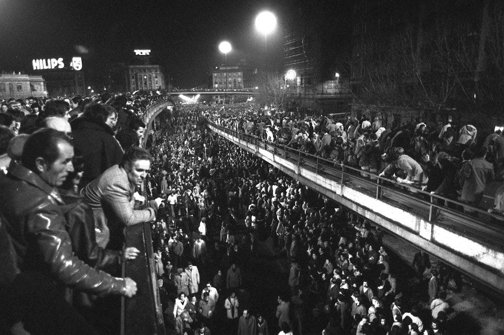  La manifestación  del 27 de febrero de 1981 por las calles de Madrid, en la que participaron un millón y medio de personas, fue la más grande jamás celebrada en la historia de España. Bajo el lema "Por la libertad, la democracia y la Constitución", políticos y ciudadanos, desde presidentes de bancos hasta la Corporación Municipal madrileña (maceros incluidos) participaron en el recorrido desde Embajadores a la plaza de las Cortes (en la imagen, a su paso por el 'scalextric' de Atocha). La organización había pedido que los manifestantes que marcharan en silencio, pero los gritos de “Viva la libertad”, “Viva la democracia” y “Viva el Rey” fueron constantes. Al final del recorrido, la periodista Rosa María Mateo leyó un manifiesto a favor de la democracia consensuado por los líderes políticos.