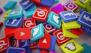 Redes sociales: Entre la libertad de expresión y la dignidad humana » Al  Poniente