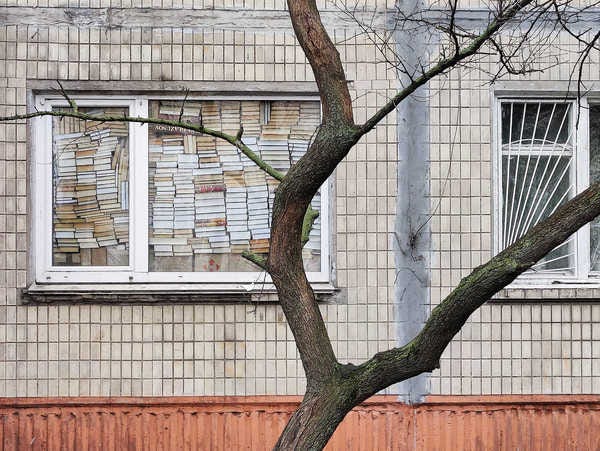 Kiev. Een researcher gebruikt boeken om zich te beschermen. 📷 Lev Shevenko