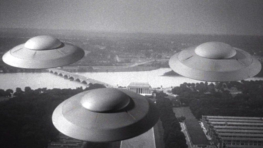 Flying saucers from Earth vs. the Flying Saucers