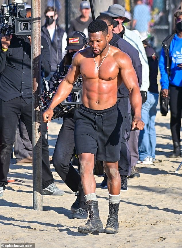 Michael B. Jordan directs a shirtless Jonathan Majors on the Creed III set  in Venice Beach | Daily Mail Online
