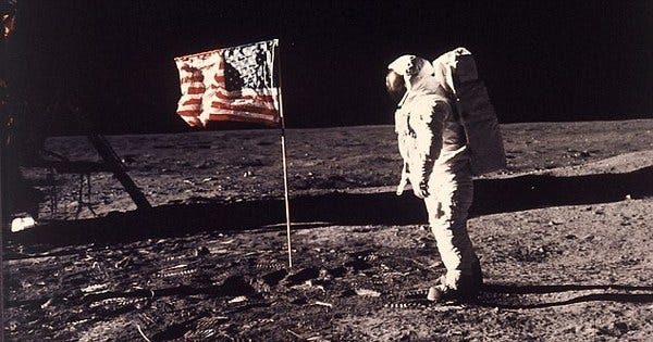 Цей епізод місії на Місяць не увійшов у стрічку First Man. 