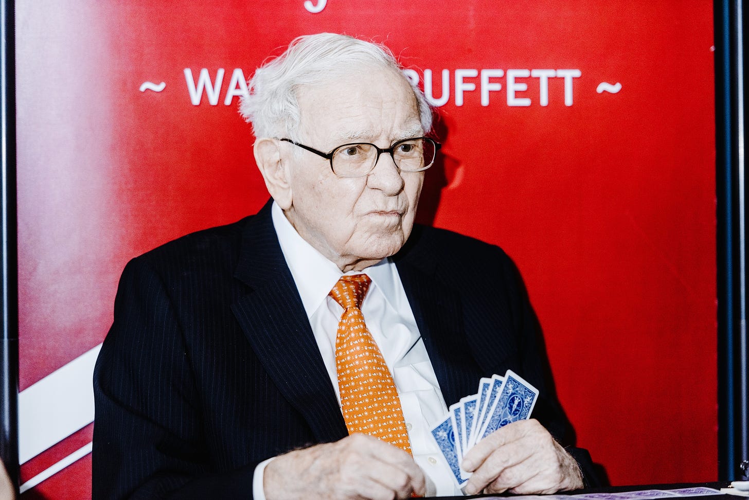 Warren Buffett Sours on Banks and Likes (Gulp!) Gold - Bloomberg