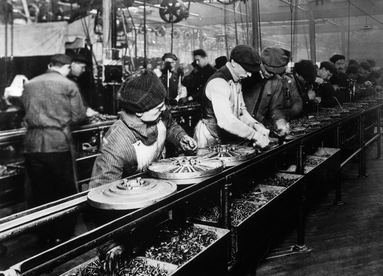 File:Ford assembly line - 1913.jpg - Wikipedia