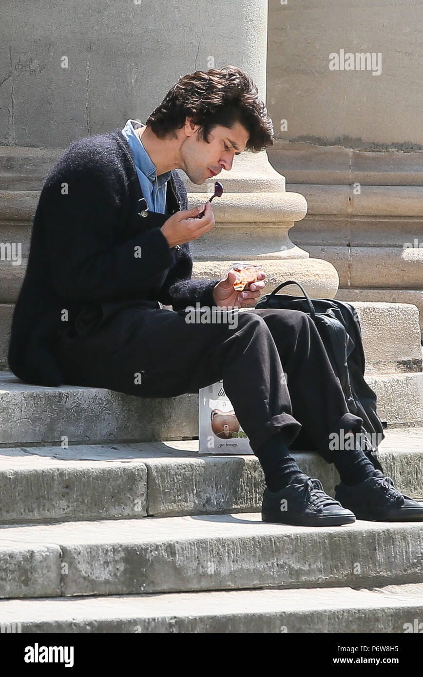 Ben Whishaw seen having lunch on the steps of all Souls Church, Langham  Place near Regent Street. Ben is currently in the BBC TV Drama 'A Very  English Scandal' with Hugh Grant.