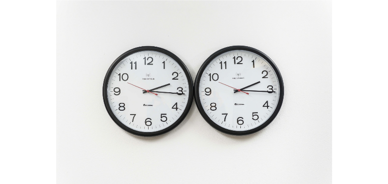 L'opera "Perfect Lovers" rappresenta due orologi bianchi con cornice nera e numeri neri che segnano la stessa identica ora: le 2 e un quarto.