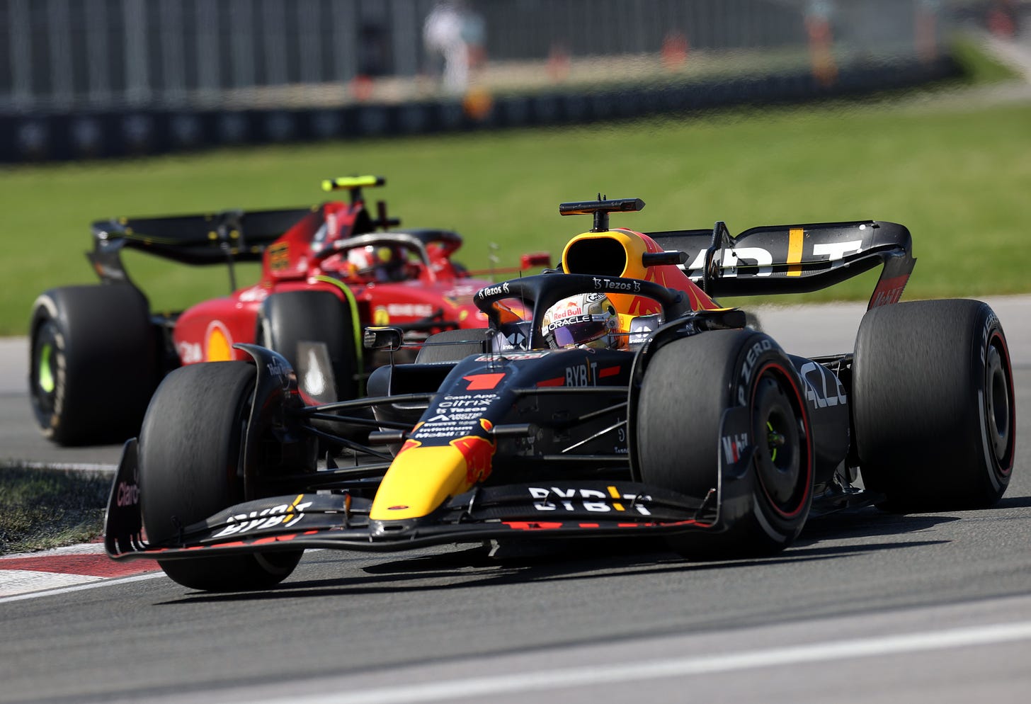 Max Verstappen’s RB18 leading Carlos Sainz’s F1-75 on the Circuit Gilles Villeneuve