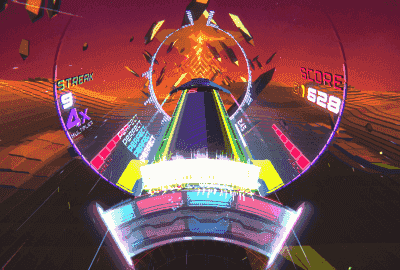 Vídeo de gameplay do jogo. Um disco colorido roda na parte de baixo da tela, sincronizado com os quadrados neon que se aproximam dele no ritmo da música. Ao lado, é possível ver a contagem de pontos e o multiplicador de acertos.