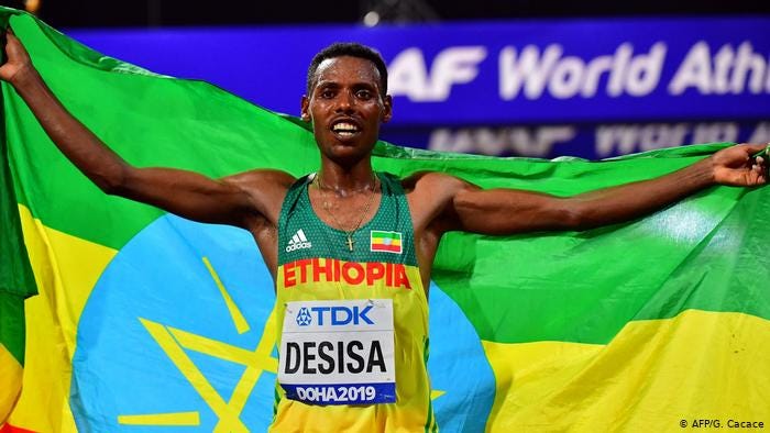 Ethiopia's Lelisa Desisa celebrates after winning in the Men's Marathon (AFP/G. Cacace)