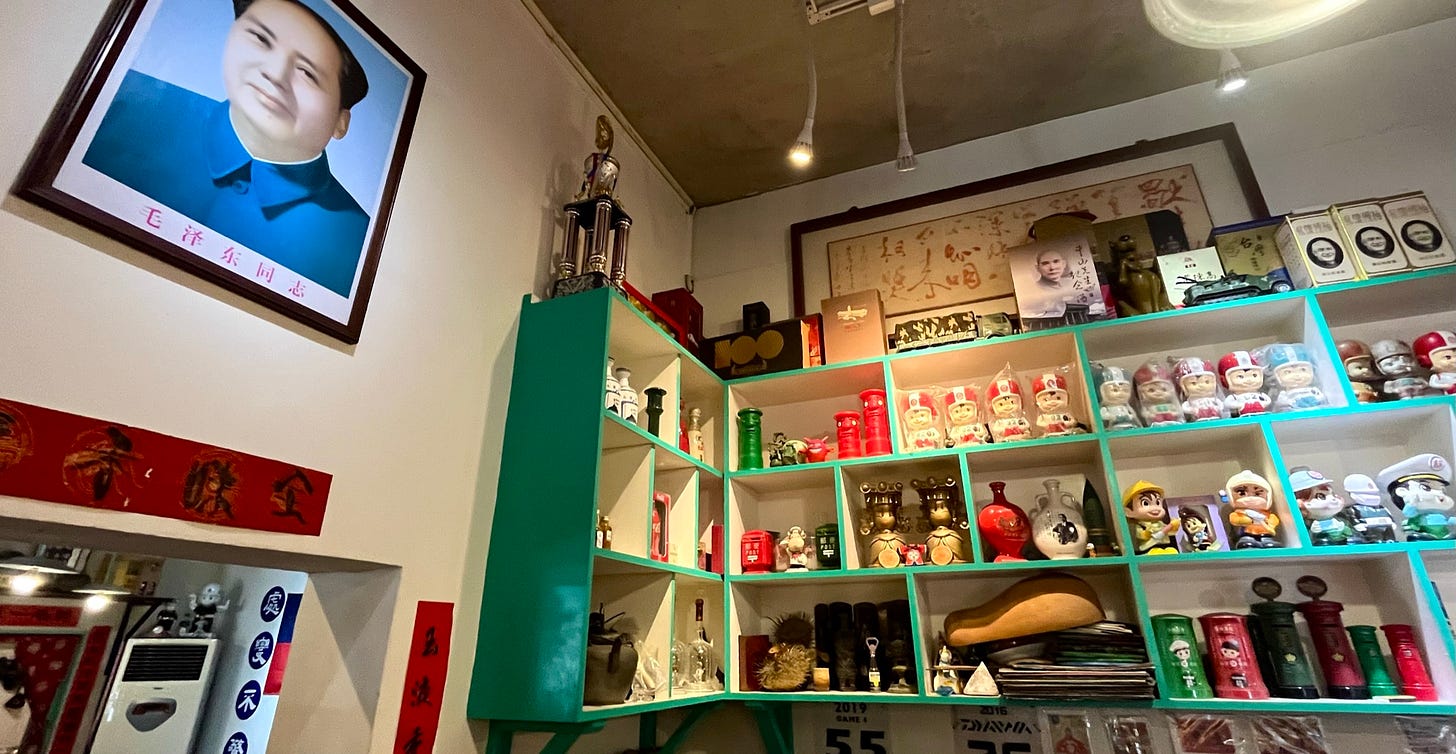 The décor of Army Diner combines portraits of Mao, Chiang Kai-shek, Sun Yat-sen, and Tatung corporation’s collectible dolls The décor of Army Diner combines portraits of Mao, Chiang Kai-shek, Sun Yat-sen, and Tatung corporation’s collectible dolls