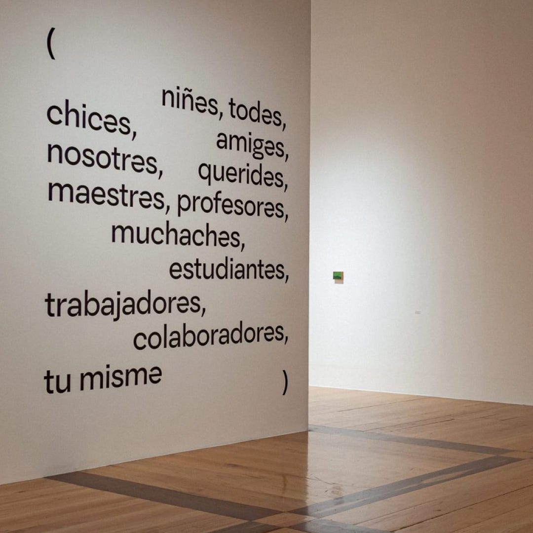 Mural com exemplos da letra secte, criada por Aldo Arillo e Mario García Torres, no Museo de Arte Contemporáneo de Monterrey.