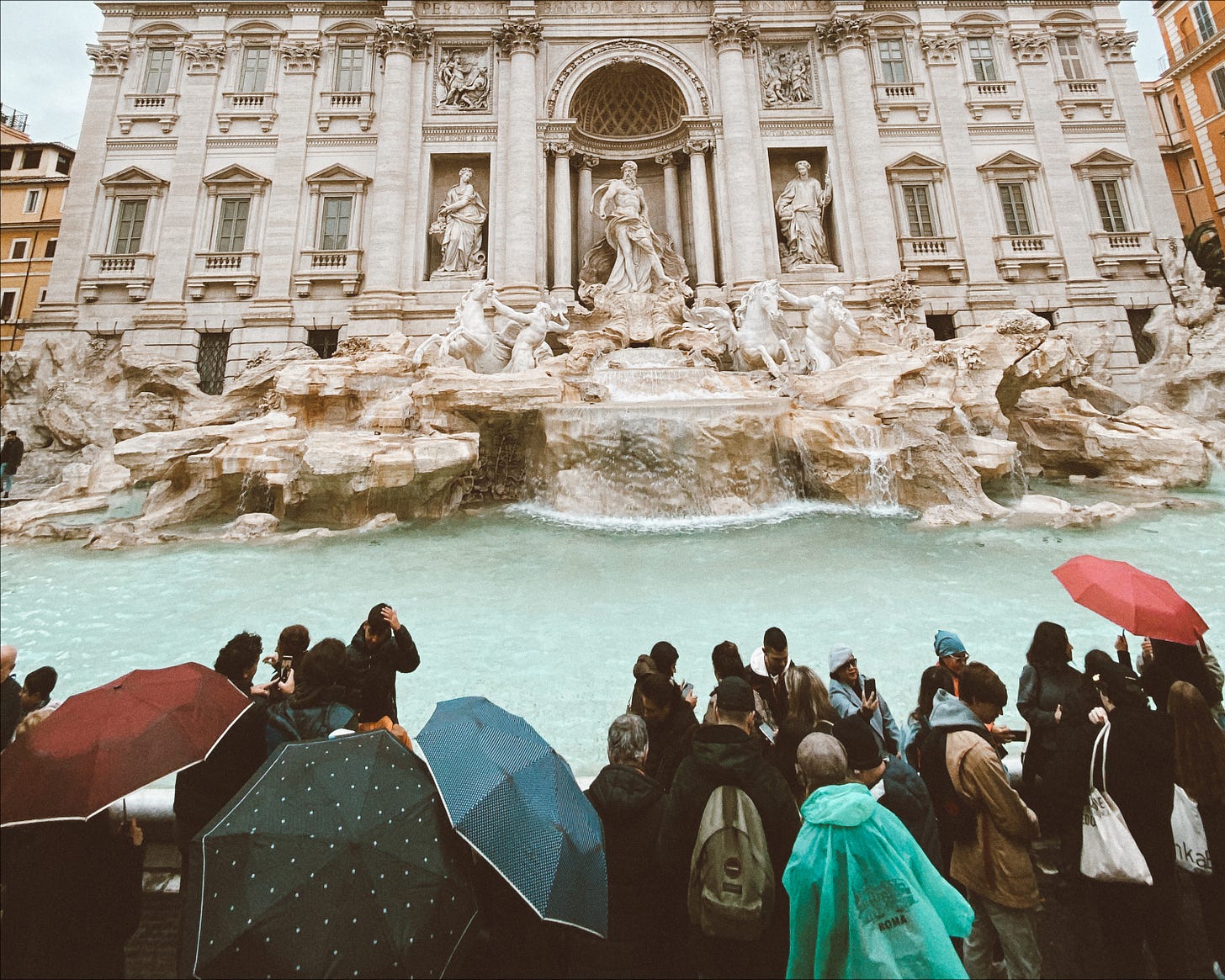 Turistas com sombrinhas registram a grande beleza de Roma. Espero que sobrevivam.